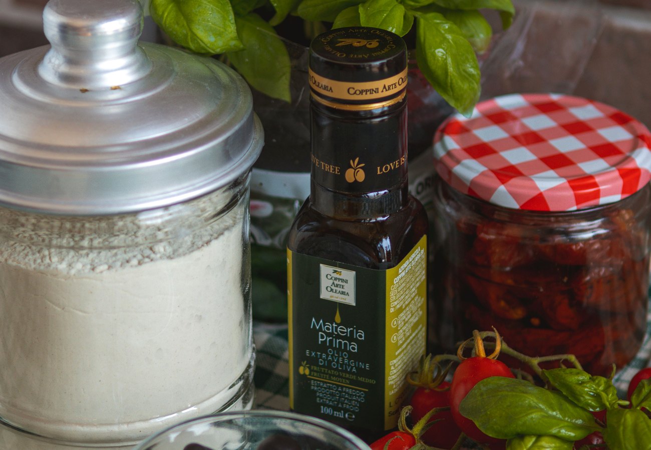 Extra virgin olive oil sourcing with clear format options.